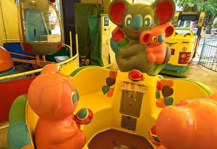 福岡市動物園の南園に位置する遊戯施設「ミニ遊園地」の遊具、コアラやクマの置物と一緒に回る乗り物。現在調整中で乗ることはできない。